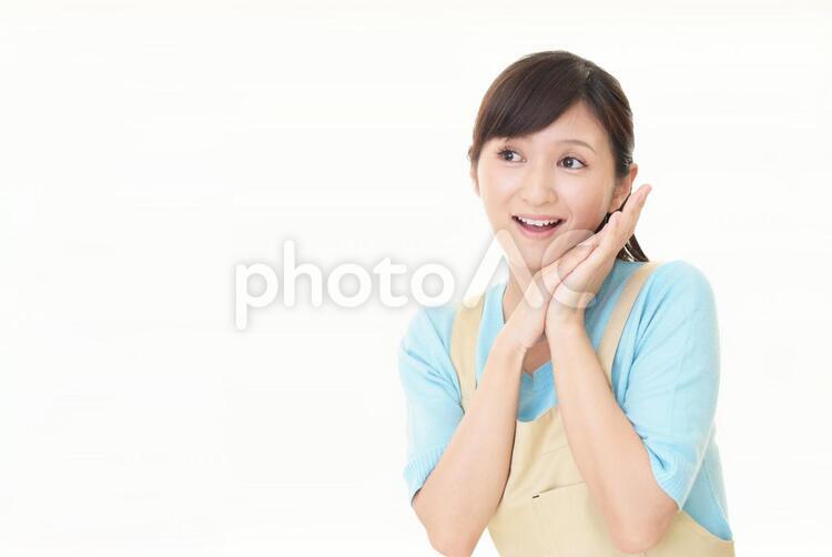 エプロンを着た笑顔の主婦 女性,女,主婦の写真素材