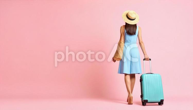 スーツケースを引く女性のポートレート スーツケース,女性,後姿の写真素材