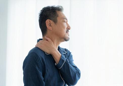 朝起きたら体調の悪いミドルの男性 男性,ミドル,肩こりの写真素材