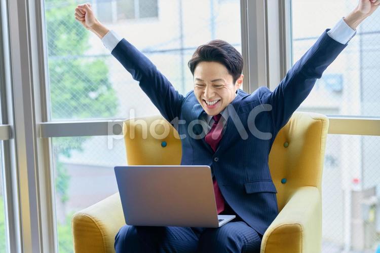 バンザイ　喜ぶビジネスマン　パソコン ビジネスマン,バンザイ,万歳の写真素材