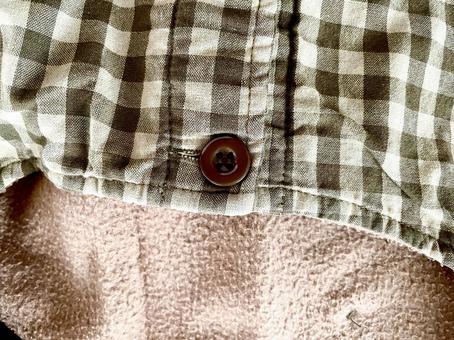 茶色いボタンのチェック柄の衣服 ボタン,布,チェック柄の写真素材
