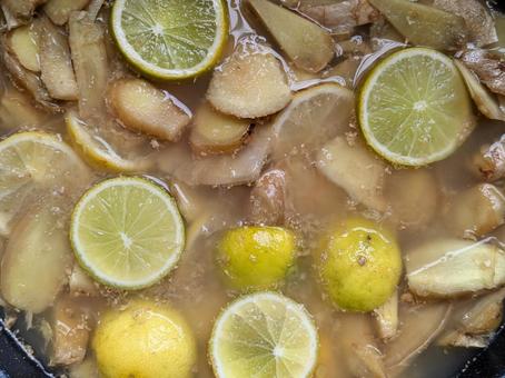 生姜とライムを煮込む（上から） 生姜,ジンジャー,ライムの写真素材