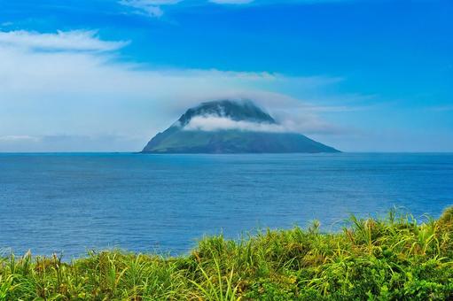 青空と青い海と雲を覆う八丈小島 海,島,八丈島の写真素材