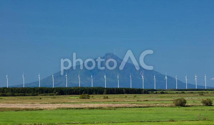 利尻岳と整列した風力タービン群 風力発電,利尻岳,いなかの写真素材
