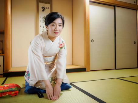 33:和服でお辞儀している女性 33:和服でお辞儀している女性 着物,お辞儀,お中元の写真素材