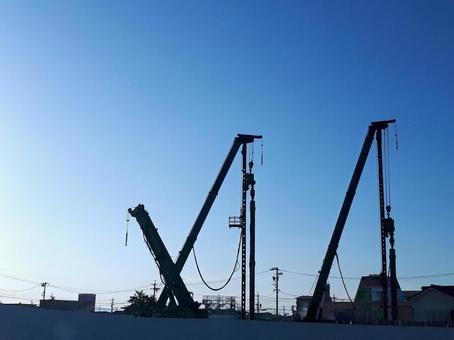 大きな杭打機のある工事現場のシルエット 大きな杭打機のある工事現場のシルエット 杭打機,工事,現場の写真素材