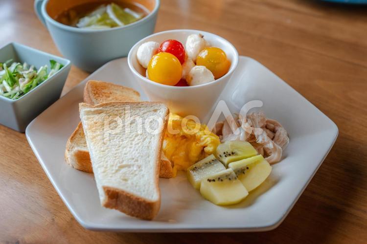 トーストとモッツァレラの洋風朝食 朝食,洋食,トーストの写真素材