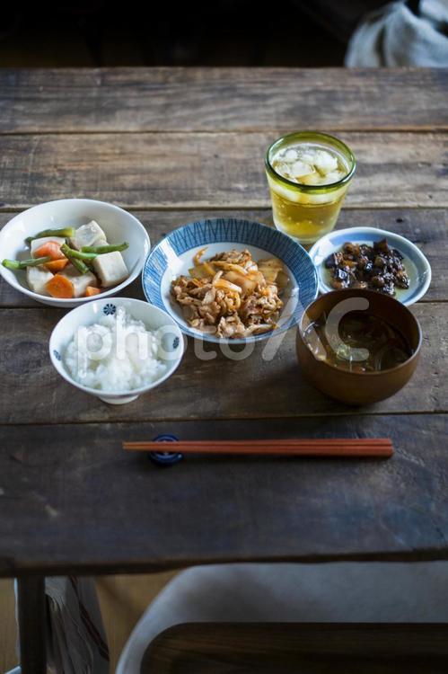 豚キムチ定食と木のテーブル 豚キムチ,豚キムチ定食,キムチの写真素材