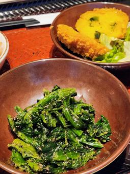 ほうれん草の胡麻和え(奥にコロッケ) ほうれん草の胡麻和え(奥にコロッケ)の写真
