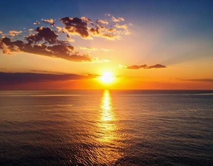 海に沈む夕日 海に沈む夕日の写真