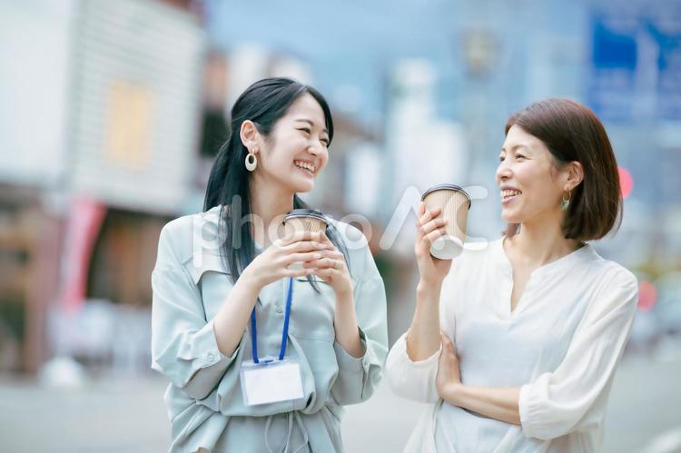 道路を歩くビジネスウーマン（笑顔） ビジネスウーマン,女性,コーヒーの写真素材