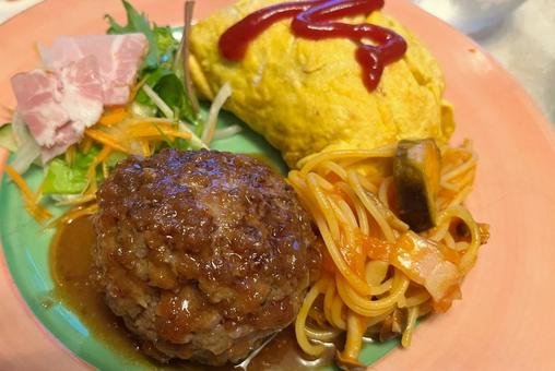 子供大好き洋食プレートご飯 ハンバーグ,オムライス,ナポリタンの写真素材