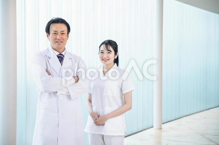 病院にいる医療スタッフ（2人） 看護師,医者,病院の写真素材