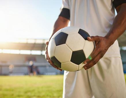 スタジアムに立つサッカー選手のイメージ スタジアムに立つサッカー選手のイメージの写真