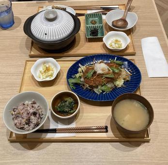 交際費〜土鍋とおろしカツ わかめ,味噌汁,汁物の写真素材