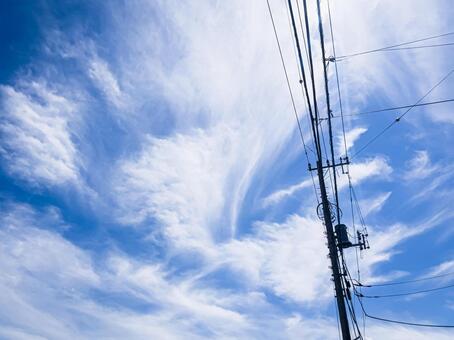 青空と白い雲が広がる電柱のある夏の風景 空,青空,雲の写真素材