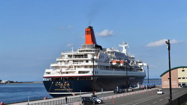小樽港に佇むクルーズ船「にっぽん丸」 にっぽん丸,クルーズ船,小樽港の写真素材