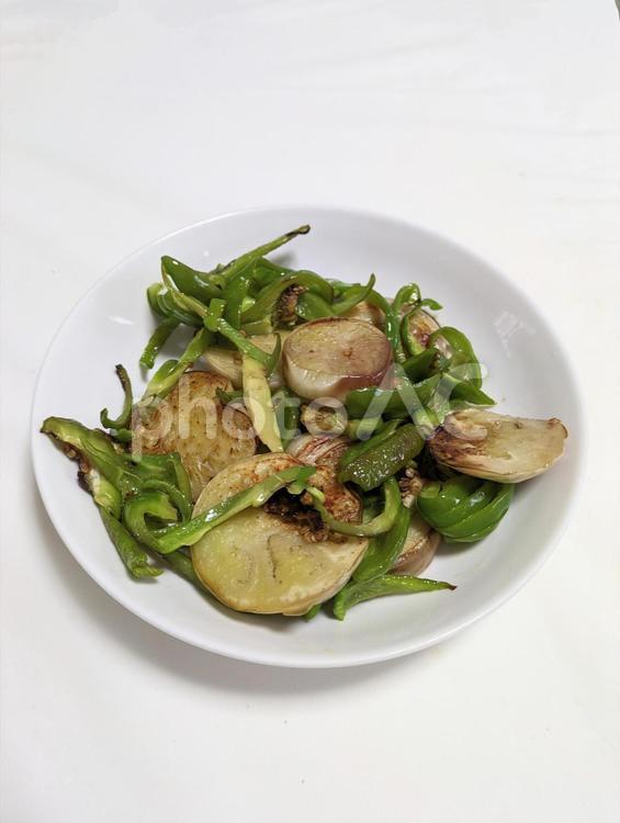 白ナスとピ−マンととうがらしの炒めもの 食事,料理,食物の写真素材