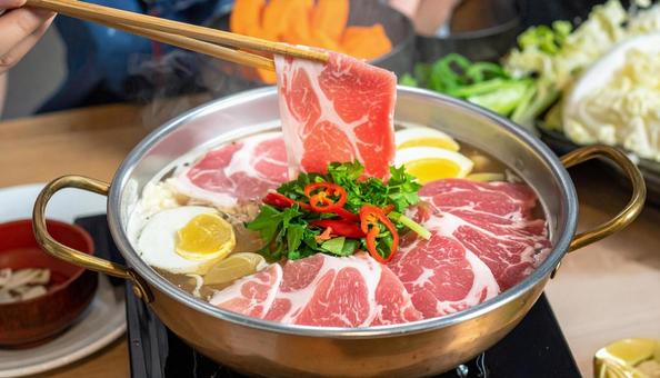 黒豚しゃぶしゃぶ 肉を箸で湯にくぐらせる 黒豚しゃぶしゃぶ 肉を箸で湯にくぐらせるの写真