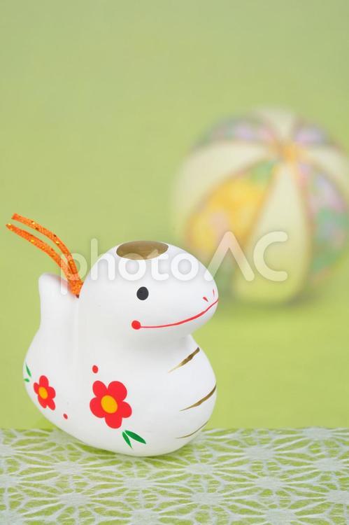 緑色背景と毬と蛇の張子 干支,巳,2025年の写真素材