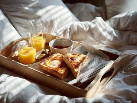 ベッドでブレックファーストの写真