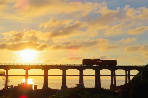 【山口県】惣郷川橋梁 夕日,橋,山口の写真素材