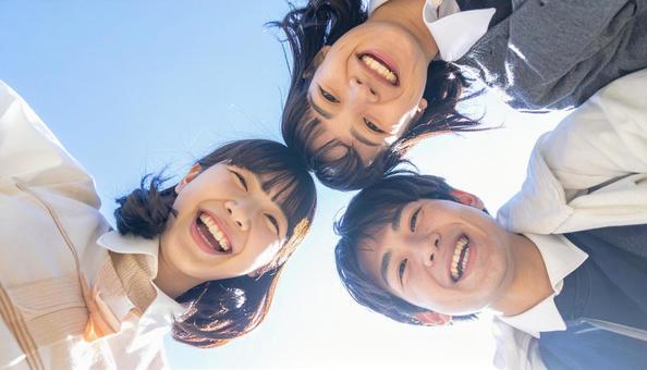 笑顔で元気いっぱいの中学生の写真