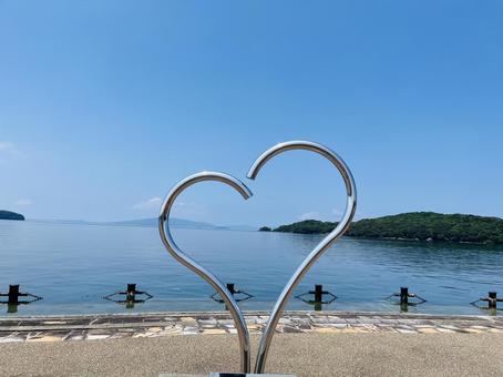 ハートのオブジェ ハートのオブジェ ハート,海,海辺の写真素材