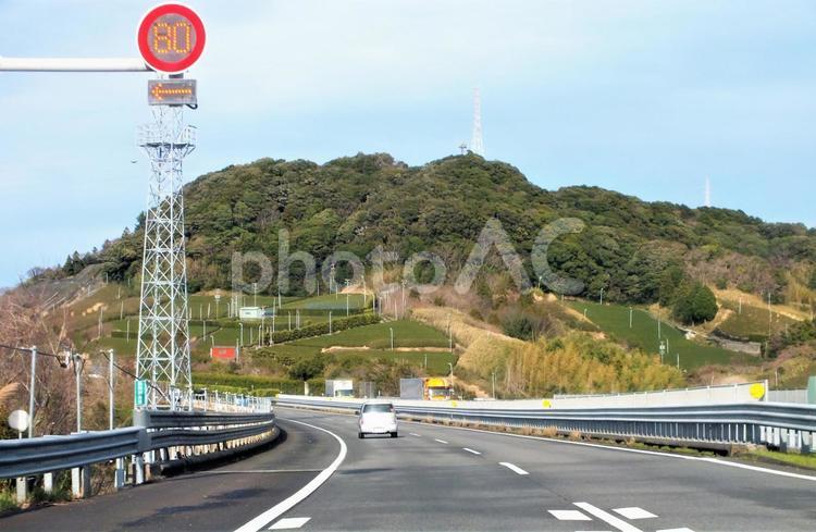 制限速度８０kｍ　茶畑が見える高速道路 制限速度,スピード,８０km.の写真素材