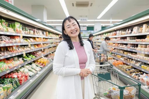 笑顔で買い物 笑顔で買い物 スーパーマーケット,食品売り場,スーパーの写真素材