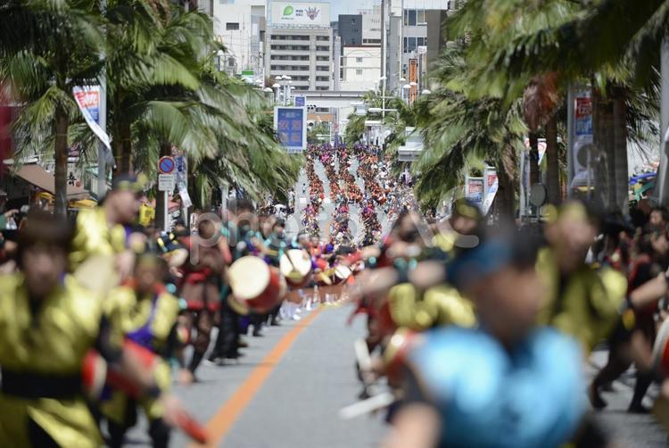一万人のエイサー踊り隊, 一万人のエイサー踊り隊,エイサー,国際通りの写真素材