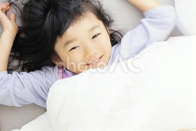 寝起きの笑顔の子供 寝起き,笑顔,子供の写真素材