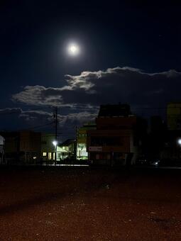 12月の満月　郊外の街並み コールドムーン,深夜,景色の写真素材