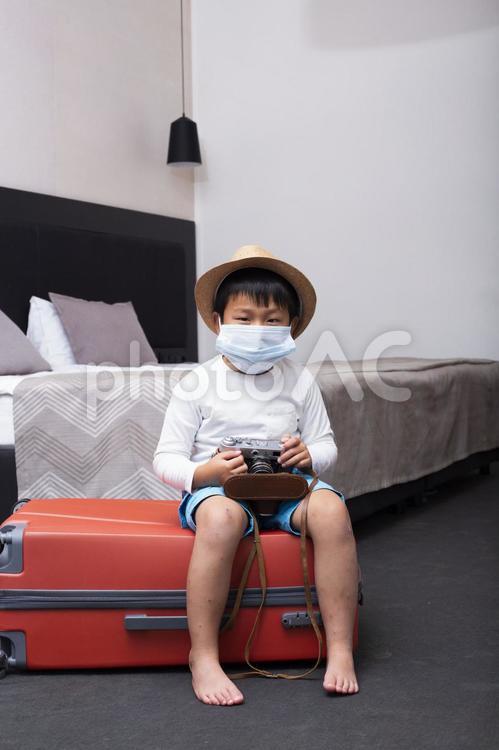 カメラを持つ男の子 ホテル,部屋,室内の写真素材
