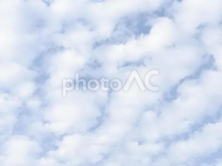 シンプル背景　雲の空の文字入れ背景素材 雲,空,曇りの写真素材