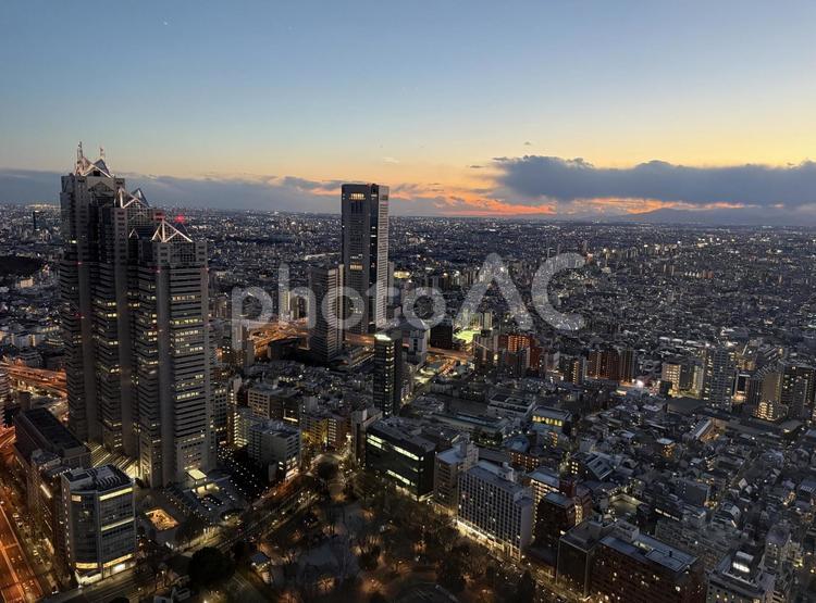 東京都庁から東京の街並みを見下ろす 夕暮れ,夕日,パノラマの写真素材