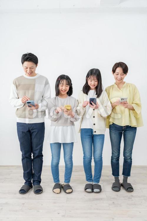 携帯を持つ家族 携帯,暮らし,キャンペーンの写真素材