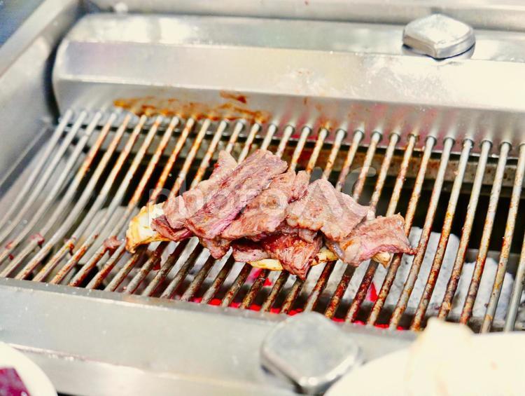 韓国現地の炭火焼肉（牛肉のみ） 焼肉,炭火焼,韓国肉の写真素材