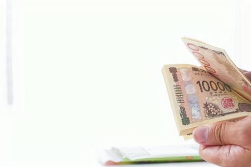 現金を数える男性の手元 現金を数える男性の手元 現金,お金,紙幣の写真素材