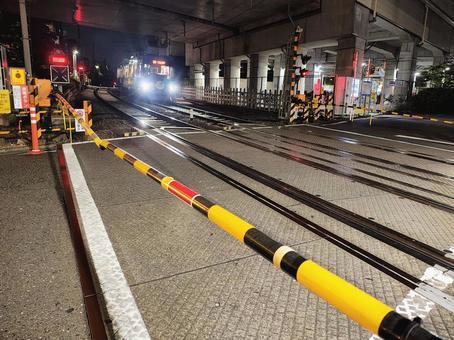 遮断機が下りた夜の踏切と電車 遮断機が下りた夜の踏切と電車 遮断機,踏み切り,踏切の写真素材