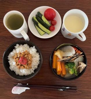 政府備蓄米ご飯に納豆とかつお梅などの夕食 政府備蓄米ご飯に納豆とかつお梅などの夕食の写真