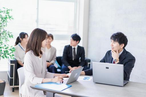 ビジネスミーティングをする男女 女性,会議,若いの写真素材