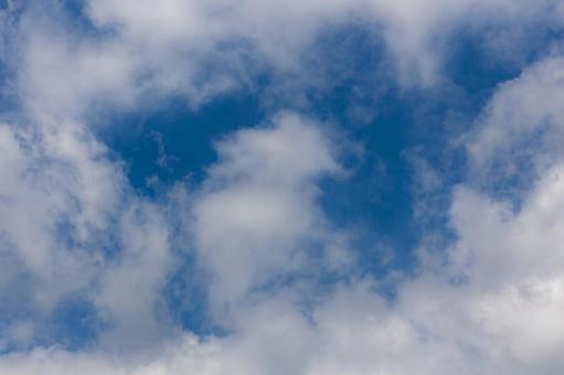 ふわふわ雲と青空の背景素材 ふわふわ雲と青空の背景素材の写真