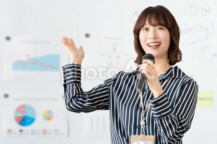 プレゼンをする女性・ビジネスウーマン 女性,笑顔,ビジネスの写真素材