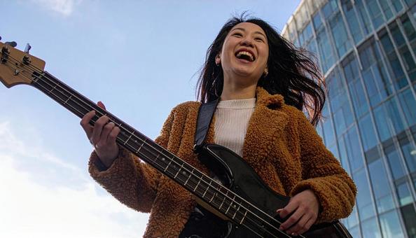 ベースを演奏する女性 ベースを演奏する女性の写真