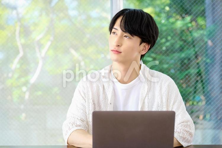 考える男性　パソコン　テレワーク　自宅 男性,ノートパソコン,テレワークの写真素材
