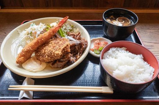 焼き肉とミンチカツとエビフライの定食 焼き肉とミンチカツとエビフライの定食 定食,ランチ,ボリュームの写真素材