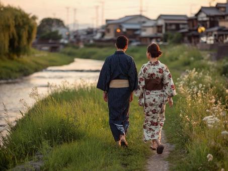 浴衣を着て歩くカップル 浴衣を着て歩くカップルの写真