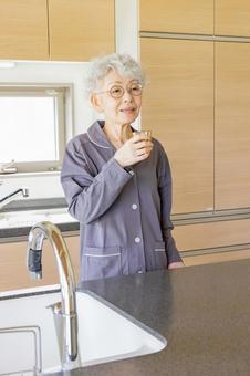 目覚めの水を飲むシニア女性 目覚めの水を飲むシニア女性 シニア,女性,水の写真素材