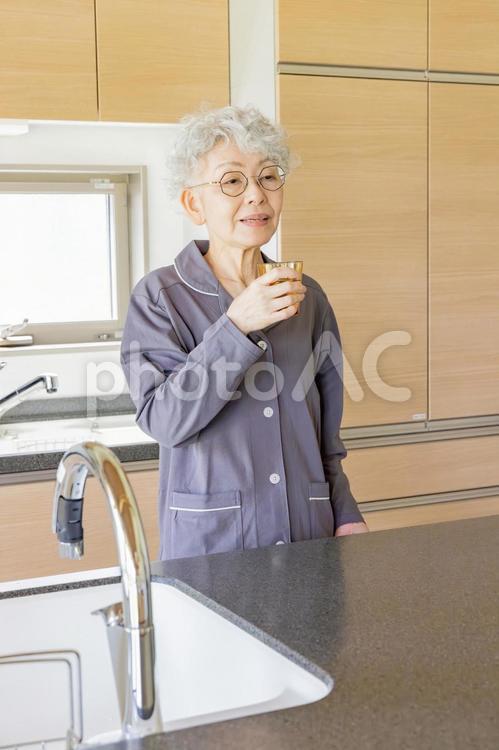 目覚めの水を飲むシニア女性 シニア,女性,水の写真素材